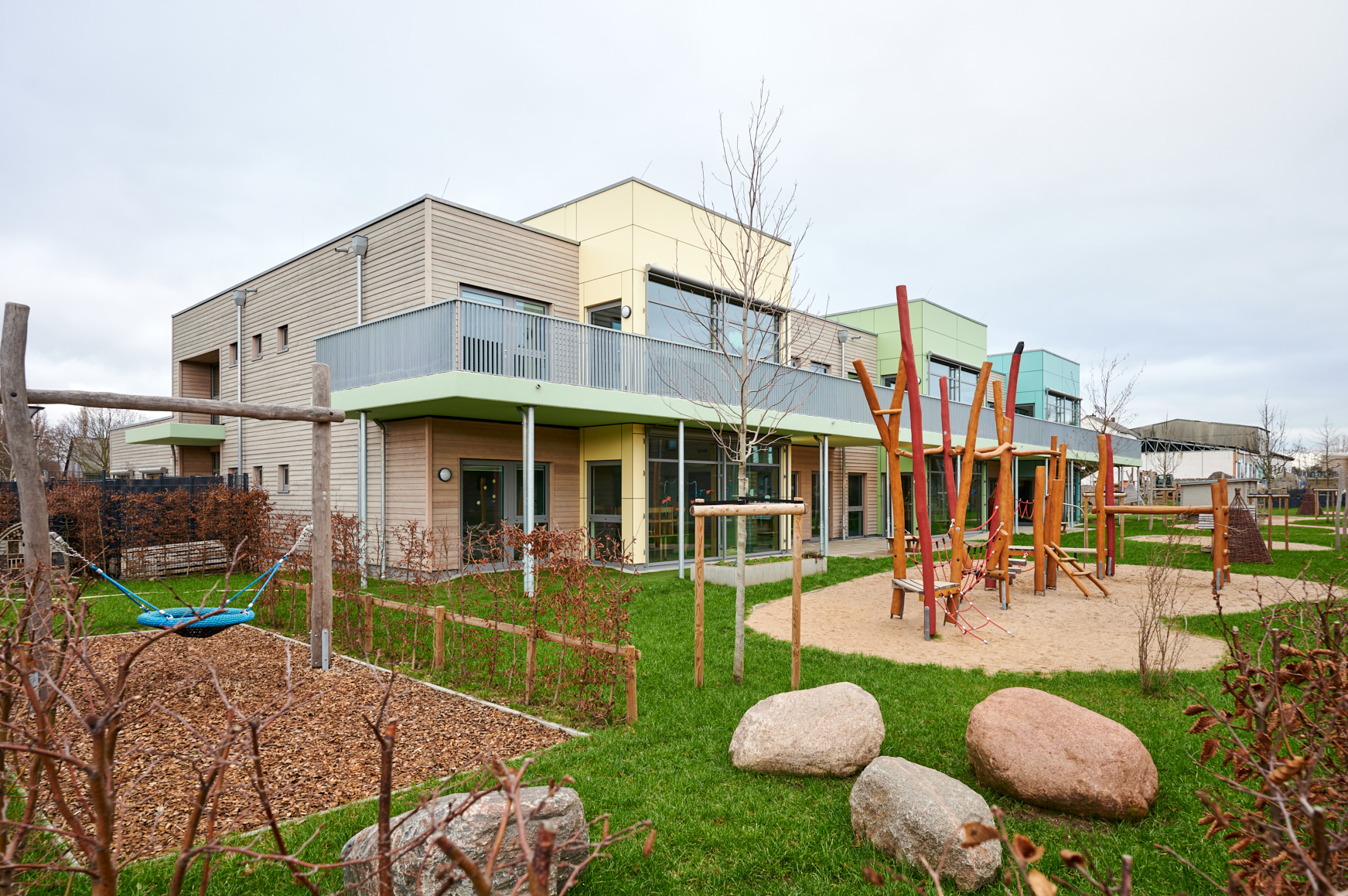 Architekturbild des Hautgebäudes der HRW Mülheim mit Einbezug der Straßenbahn und des Radweges.